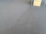 Teppichbodenreinigung von Nadelvlies oder Industrieteppichboden in einem Büro